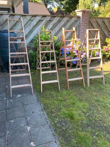 Mooie oude houten trapjes ,in topstaat , nu 35 euro per stuk