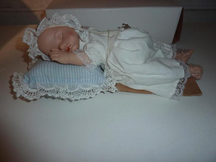 Bébé dormeur musical, tête, pieds & mains en porcelaine, Verzamelen, Poppen, Nieuw, Kleertjes, Ophalen