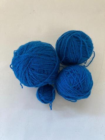 Laine à tricoter bleue +/- 330 grammes (ou crochets) pour le