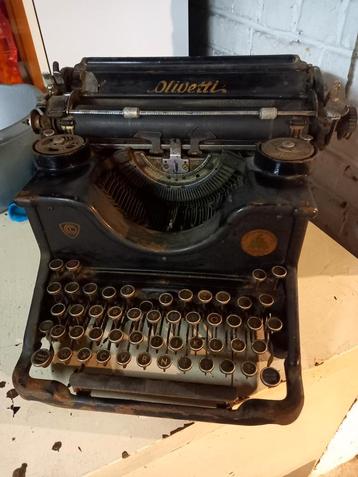 Oude typemachine van het merk Olivetti beschikbaar voor biedingen