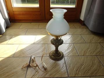 Vintage tafellamp met kap beschikbaar voor biedingen