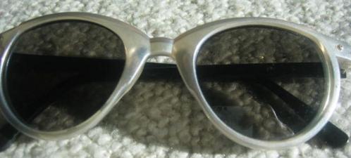 Hippe lichtgrijze zonnebril dames, Handtassen en Accessoires, Zonnebrillen en Brillen | Dames, Gebruikt, Zonnebril, Ophalen of Verzenden