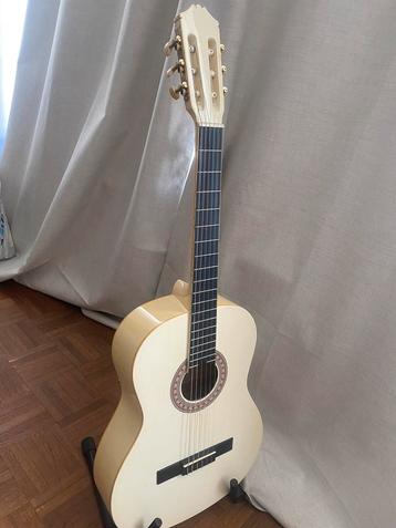 Witte gitaar beschikbaar voor biedingen
