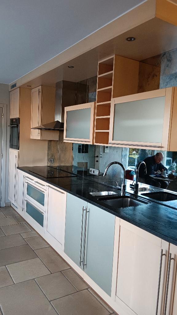 Keuken met granieten werkblad en kookplaat en dampkap, Huis en Inrichting, Keuken | Complete keukens, Gebruikt, Hoekkeuken, Bruin