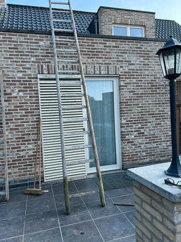 Grote houten ladder beschikbaar voor biedingen