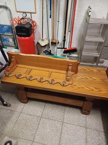 Table basse et porte-manteau en bon état ! disponible aux enchères