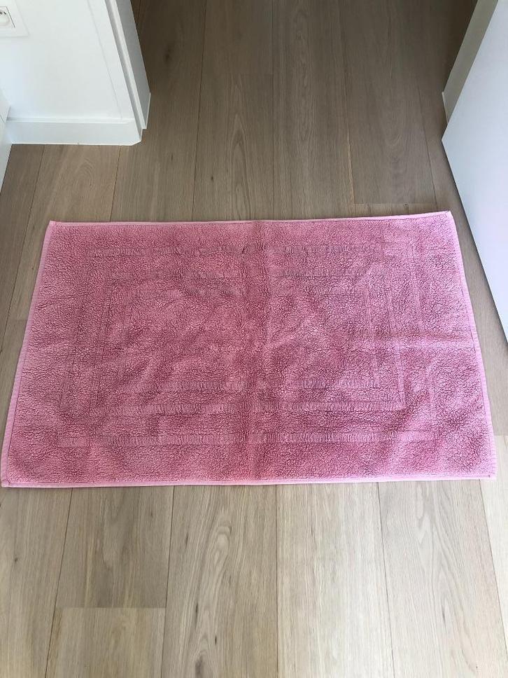 Badtapijt kleur roze, Huis en Inrichting, Badkamer | Badtextiel en Accessoires, Gebruikt, Badmat, Roze, Ophalen