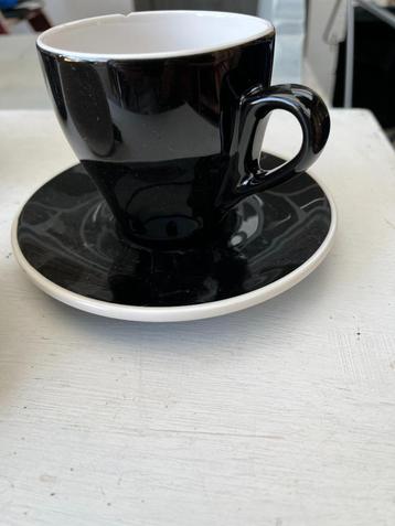 Servies, zwart koffiekop, schotel en soepkom beschikbaar voor biedingen