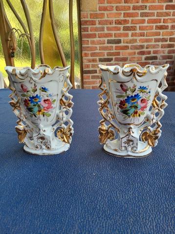 2 vazen Vieux Brusselles met bloemen decor beschikbaar voor biedingen