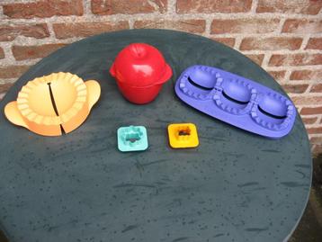 tupperware: appeldoosje, crousty party/appelflapmaker .. beschikbaar voor biedingen