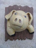buste beeld van een varkenskop in gietijzer op een bord., Nieuw, Ophalen of Verzenden