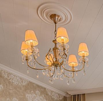 Kristallen luster met kapjes beschikbaar voor biedingen