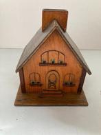 Antieke spaarpot : Houten huisje met schoorsteen, Verzamelen, Spaarpotten, Ophalen of Verzenden, Gebruikt, Hout, Object of Gebouw