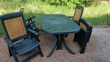 4 stevige tuinzetels en tafel beschikbaar voor biedingen