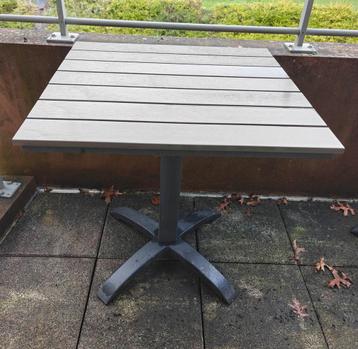 Ophalen tot 27 oktober: houten buitentafel beschikbaar voor biedingen