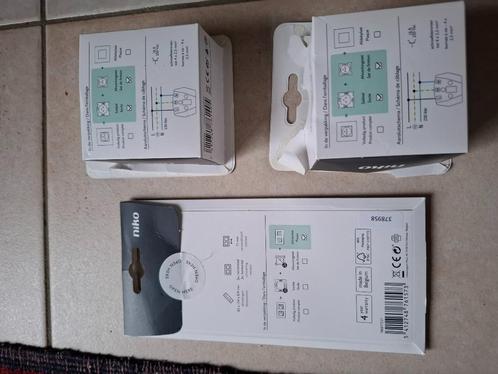 2 Niko stopcontacten met afdekplaatje, Doe-het-zelf en Bouw, Elektriciteit en Kabels, Ophalen of Verzenden