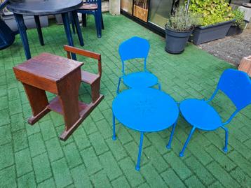 Bureau d'école pour enfants et mobilier de jardin.