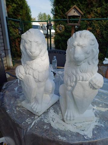 stenen leeuwen