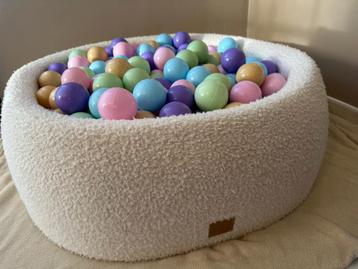 Wit rond  ballenbad van het merk Bouclé incl 250 ballen ️80€ beschikbaar voor biedingen