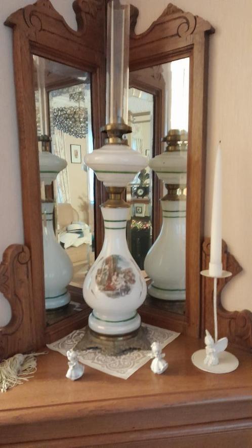 Grote olielamp in wit glas op een koperen voet of b, Antiek en Kunst, Antiek | Verlichting, Ophalen