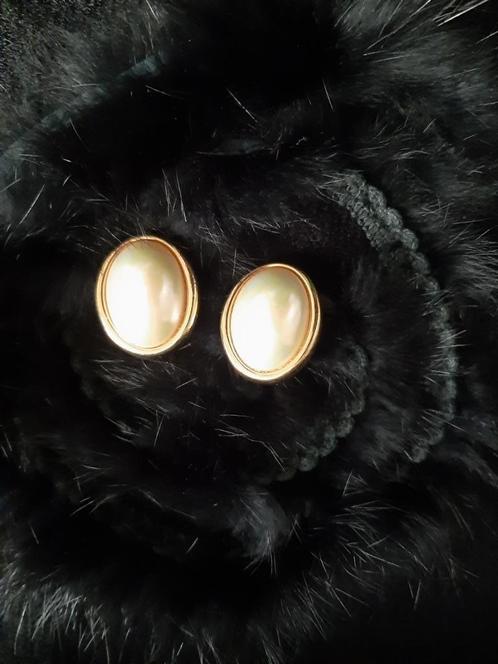 Prachtige vintage christian dior ovale oorbellen parel, Handtassen en Accessoires, Oorbellen, Zo goed als nieuw, Knopjes of Stekers