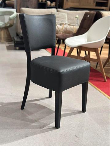 30x zwarte kunstleren stoelen  beschikbaar voor biedingen