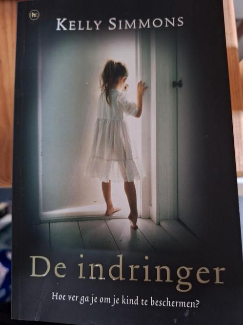 K. Simmons - De indringer, Boeken, Thrillers, Zo goed als nieuw, Ophalen of Verzenden