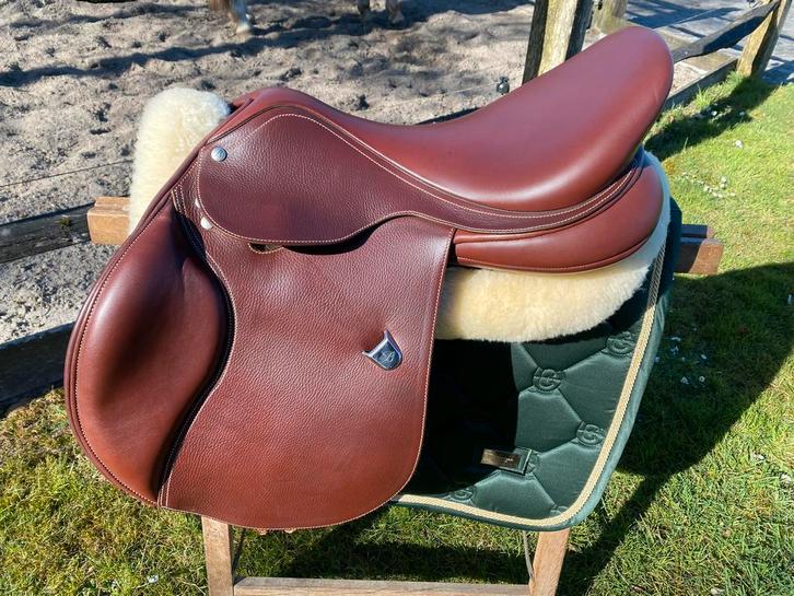 Bates 17,5 als nieuw, Dieren en Toebehoren, Paarden en Pony's | Zadels, Zo goed als nieuw, Springen, Ophalen