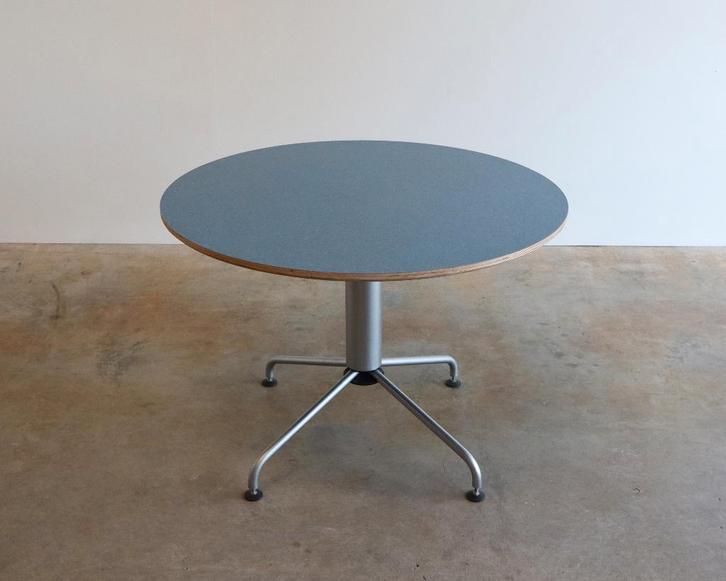 Table ronde vintage Fritz Hansen de Vico Magistretti 105ø, Antiquités & Art, Antiquités | Meubles | Tables, Enlèvement