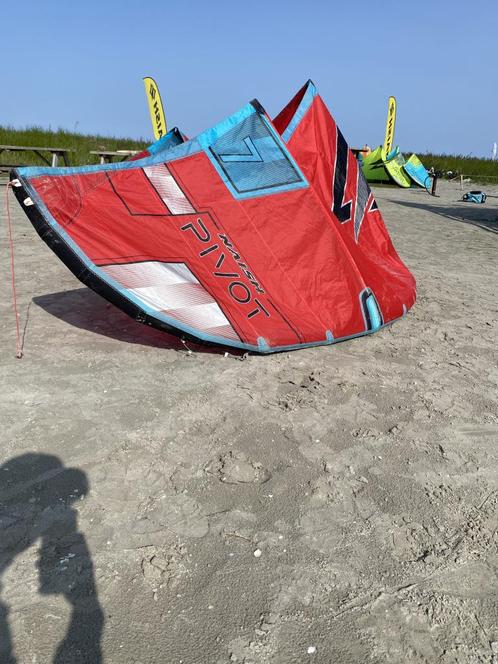 Naish Pivot 2024  7m (rood), Watersport en Boten, Kitesurfen, Zo goed als nieuw, Kite, 7 m², Ophalen of Verzenden
