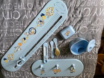 Pour chambre de bébé : toise, porte manteau, et accessoires beschikbaar voor biedingen
