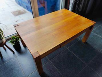 houten salontafel in de woonkamer beschikbaar voor biedingen