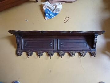 Porte-manteau en bois beschikbaar voor biedingen