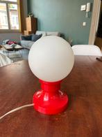 Lampe à poser vintage, en opaline avec socle rouge, Maison & Meubles, Lampes | Lampes de table