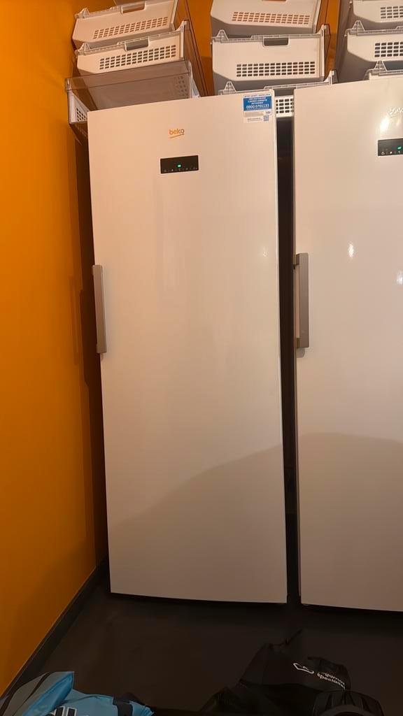 Diepvries 2 jaar oud 404 liter, Elektronische apparatuur, Koelkasten en IJskasten, Zo goed als nieuw, Ophalen