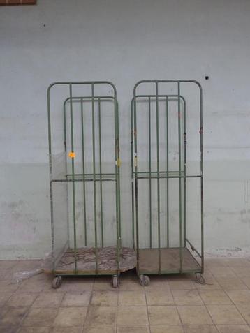 2x hoge metalen rolkar te koop voor spotprijs!! beschikbaar voor biedingen