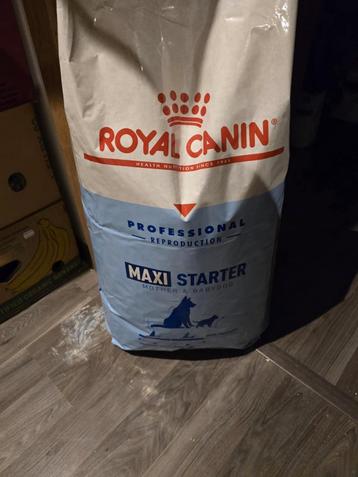 Royal Canin puppy maxi-brokzak en 2 blikjes chi-melk beschikbaar voor biedingen