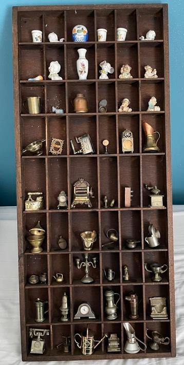 Miniaturen in kastje beschikbaar voor biedingen
