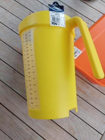 Nieuwe kan van 2 liter en nieuwe voeder schep stevig  beschikbaar voor biedingen