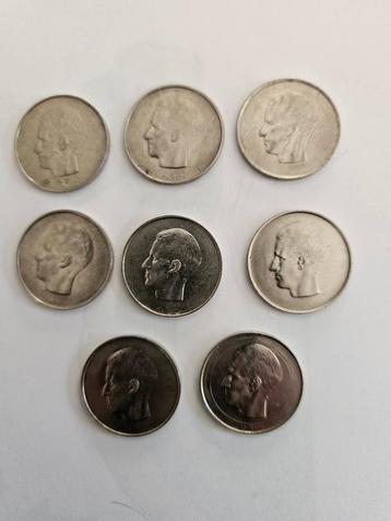 8 pièces de monnaie