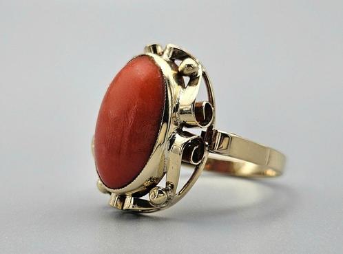 Gouden Vintage ring met edelsteen bloedkoraal. 2024/168., Handtassen en Accessoires, Antieke sieraden, Ophalen of Verzenden