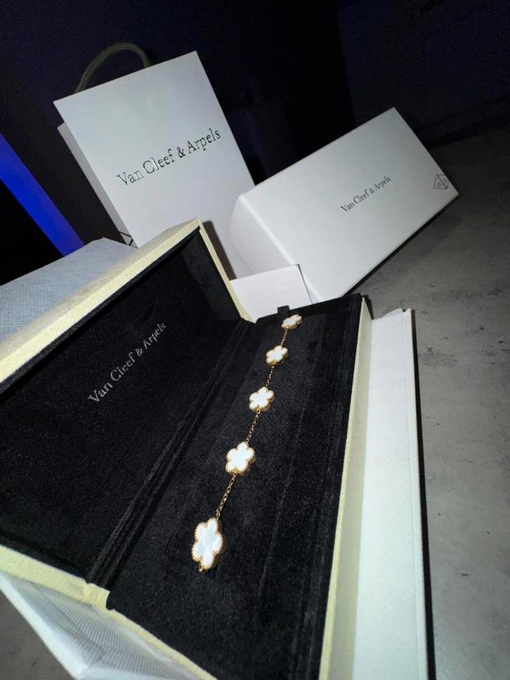 Elegante Van Cleef & Arpels armband, Handtassen en Accessoires, Armbanden, Zo goed als nieuw, Staal, Wit, Ophalen of Verzenden