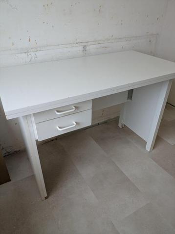 Stevige witte bureau beschikbaar voor biedingen