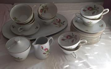 koffieservies met roze bloemen beschikbaar voor biedingen