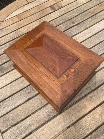 Massief houten bakje. Antiek en retro beschikbaar voor biedingen