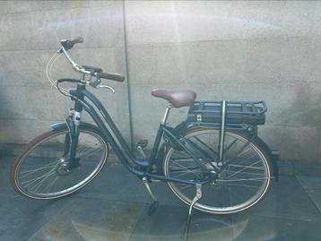 Elektrische stadsfiets Elops 900 E laag frame donkerblauw beschikbaar voor biedingen