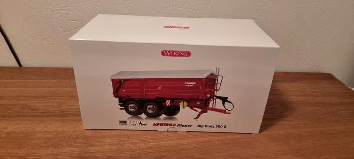 Krampe Big Body 650 S Wiking, Hobby en Vrije tijd, Modelauto's | 1:32, Nieuw, Tractor of Landbouw, Overige merken, Ophalen of Verzenden