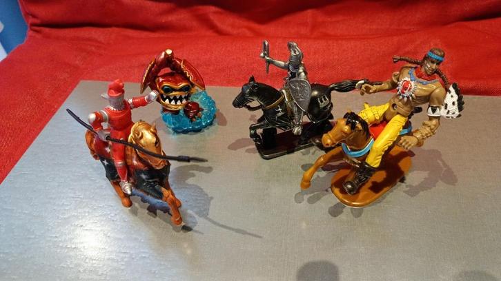 17 speelfiguurtjes voor jongens : Dino's & Ridders & paarden, Kinderen en Baby's, Speelgoed | Actiefiguren, Zo goed als nieuw