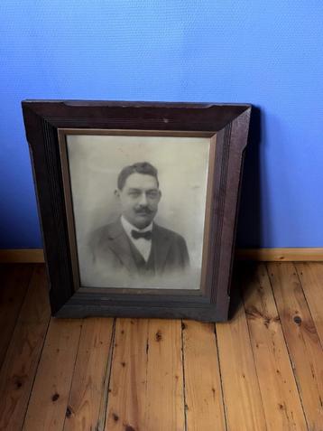 Oude Houten Kader met Vintage Foto van Oude Man – Karaktervo beschikbaar voor biedingen