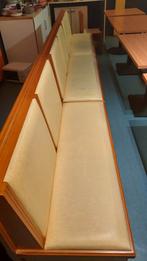 Tables et banquettes et chaises, Enlèvement